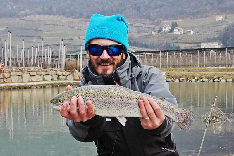 pescare trota laghetto galleggiante